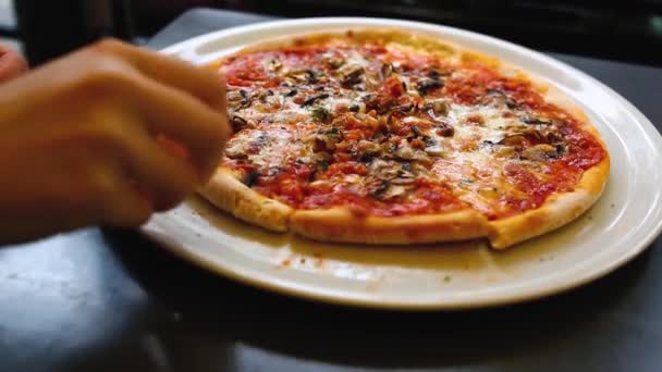 Pizza en el plato — Vídeos de Stock