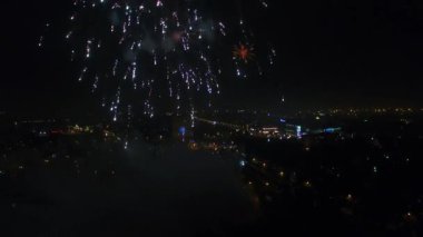 şehrin üzerinde havai fişek