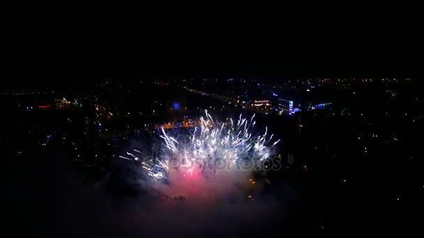 Vuurwerk over de stad — Stockvideo