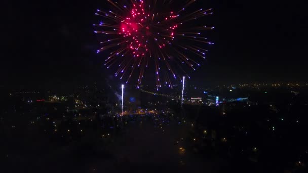 Vuurwerk over de stad — Stockvideo