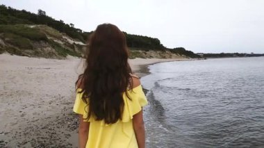 Sahilde büyüleyici kadın