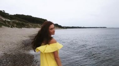 Sahilde büyüleyici kadın
