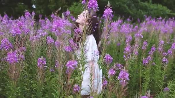 Mujer joven en flores — Vídeos de Stock