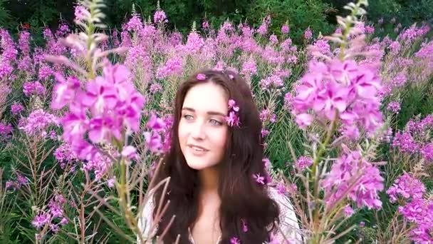 Young woman in flowers — Stock Video
