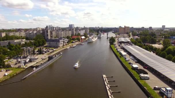 Barco turístico en el río — Vídeos de Stock