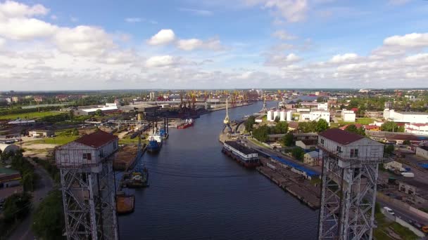Puente de dos niveles en Kaliningrado — Vídeo de stock