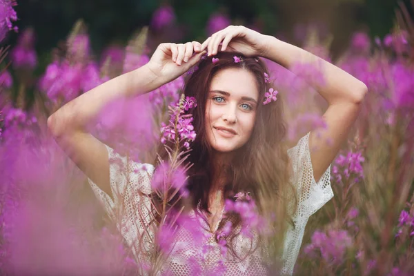 Mujer joven en flores — Foto de Stock