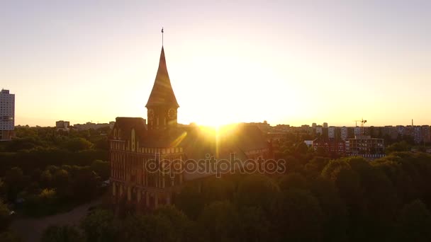 Ανατολή ηλίου πάνω από τον καθεδρικό ναό — Αρχείο Βίντεο