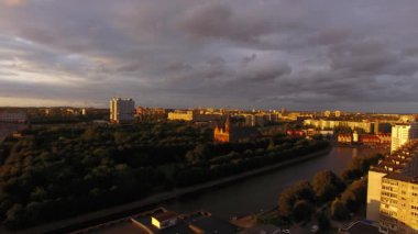 Günbatımı üzerinde katedral