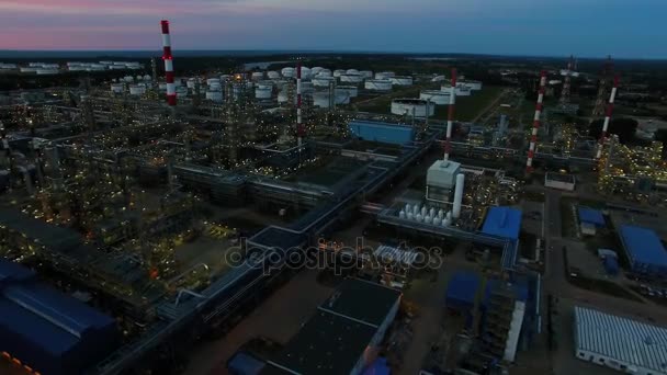 Impianto di raffinazione petrolchimica, vista dall'alto — Video Stock