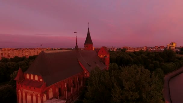 Ζωηρά Ανατολή ηλίου πάνω από τον καθεδρικό ναό — Αρχείο Βίντεο