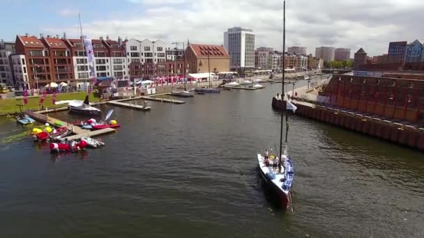 Yate en el canal de Gdansk — Vídeo de stock