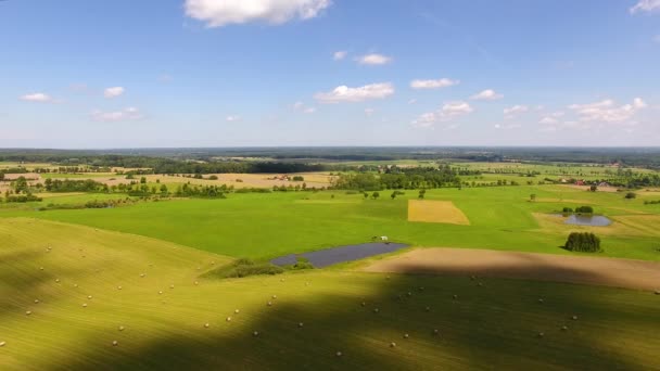 Campo con pajar — Vídeos de Stock