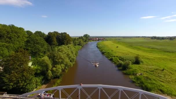 A ponte na aldeia de Ushakovo — Vídeo de Stock