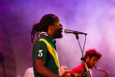 Lucille Crew grubu bir sahnede