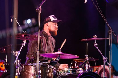 Lucille Crew grubu bir sahnede