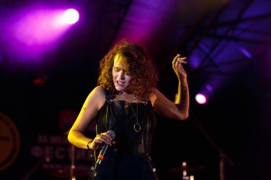 Lucille Crew grubu bir sahnede