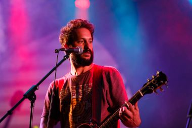 Lucille Crew grubu bir sahnede