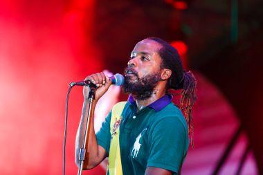 Lucille Crew grubu bir sahnede