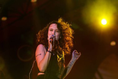 Lucille Crew grubu bir sahnede