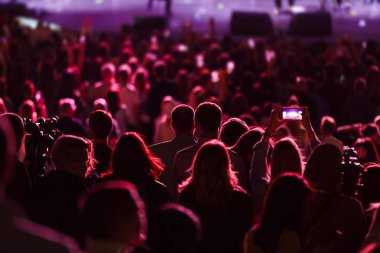 konserde hayranları