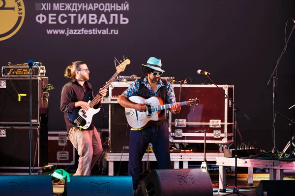 Django Lassi band op het podium — Stockfoto