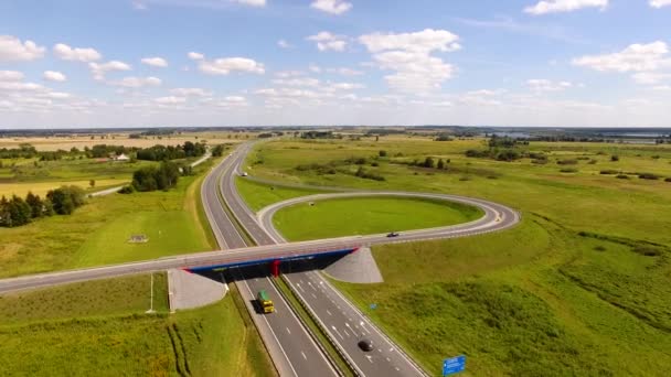 El cruce de carreteras en verano — Vídeos de Stock