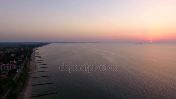 Sunset over the beach in Zelenogradsk — Stock Video