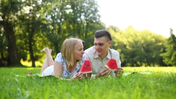 Pareja está comiendo sandía — Vídeos de Stock