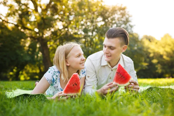 Couple is eating watermelon — Stock Photo, Image