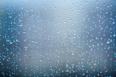 Camdaki yağmur damlaları