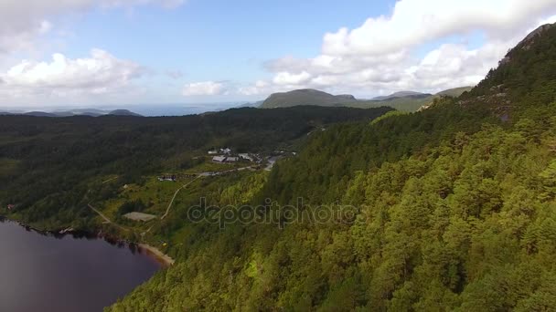 Вид с воздуха на горное озеро — стоковое видео