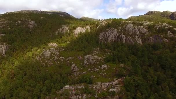 Vista aérea del lago de la montaña — Vídeo de stock