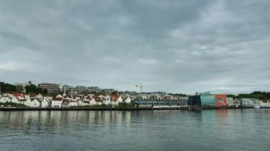 bir limanda gemi cruise