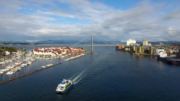 Nave turística en la bahía de Stavanger, vista superior — Vídeos de Stock