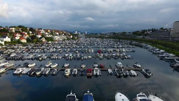 Flygfoto över båtar i marinan — Stockvideo