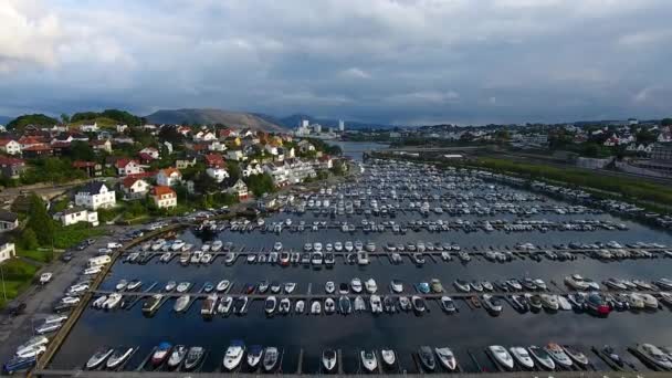 Vista aérea de los barcos en el puerto deportivo — Vídeo de stock