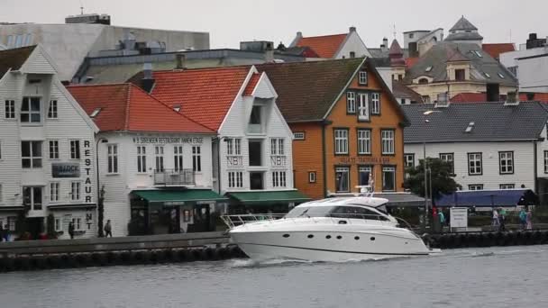 Båt i kanalen av Stavanger — Stockvideo