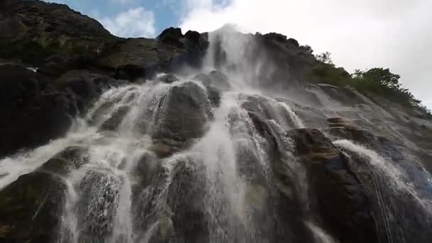 Gros plan sur la cascade de Hengjanefossen — Video