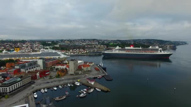 Cruise schepen in een haven van Stavanger — Stockvideo