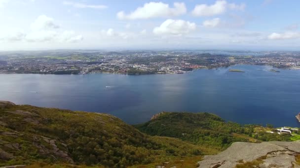 Vista del paisaje marino desde la montaña Dalsnuten — Vídeo de stock