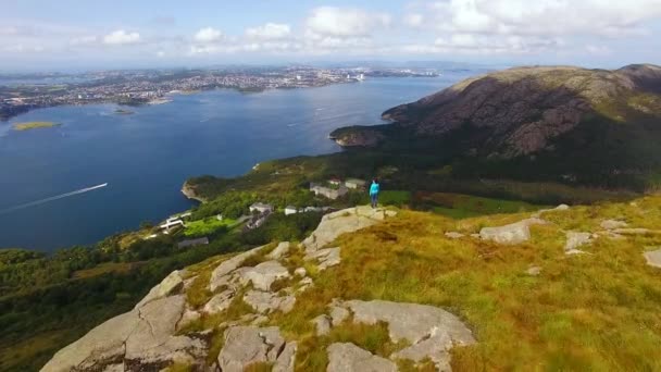 Пешие прогулки в горах Норвегии — стоковое видео