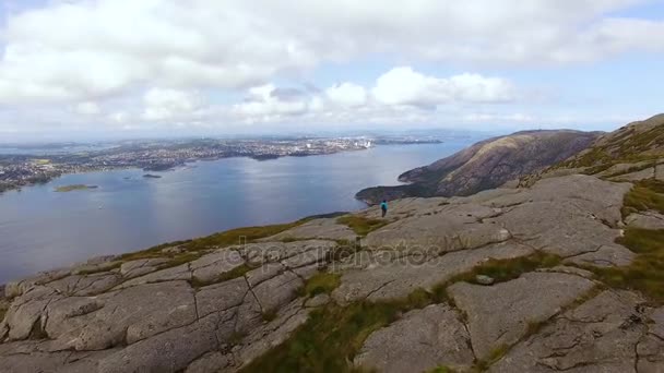 Bir dağ Norveç'in ' da yürüyüş — Stok video