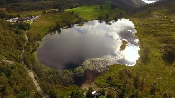 Вид з повітря на гірське озеро — стокове відео