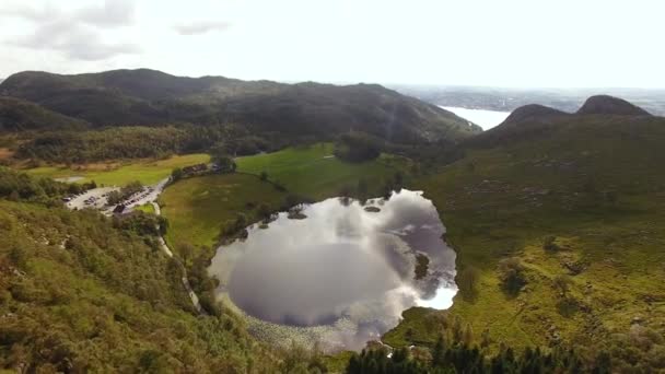 Вид з повітря на гірське озеро — стокове відео