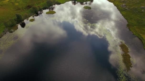 Dağ gölü nün havadan görünümü — Stok video