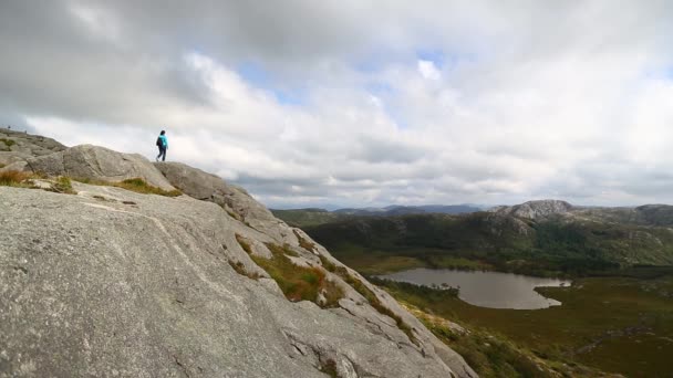 Turistika v hora Norska — Stock video