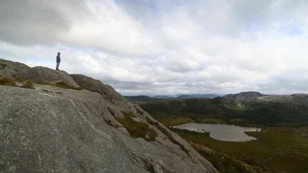 Caminhadas em uma montanha da Noruega — Vídeo de Stock