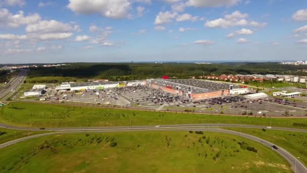 Yol kavşağına yakın alışveriş merkezi Gdansk, üstten görünüm — Stok video