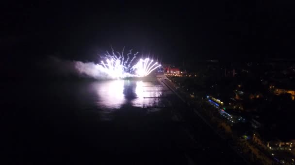 Fuegos artificiales por la noche, vista superior — Vídeo de stock